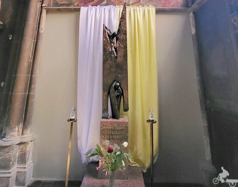 estatua de Juan Pablo II Iglesia de Santa Segolene