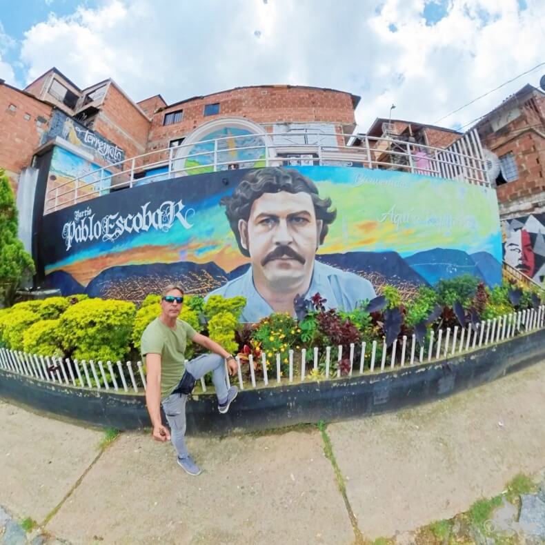 mural de Pablo Escobar en barrio de Medellín